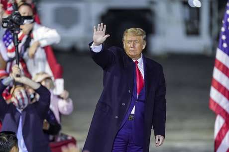 Donald Trump cumprimenta apoiadores em Ohio, em 21 de setembro Donald Trump cumprimenta apoiadores em Ohio, em 21 de setembro