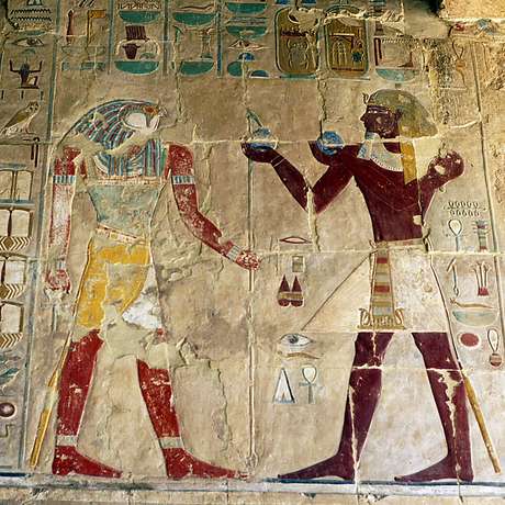 Embora possa não parecer, a figura à direita é Hatshepsut, já representada sob o estereótipo do faraó masculino