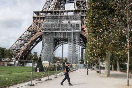 Torre Eiffel ficou fechada por cerca de duas horas Torre Eiffel ficou fechada por cerca de duas horas
