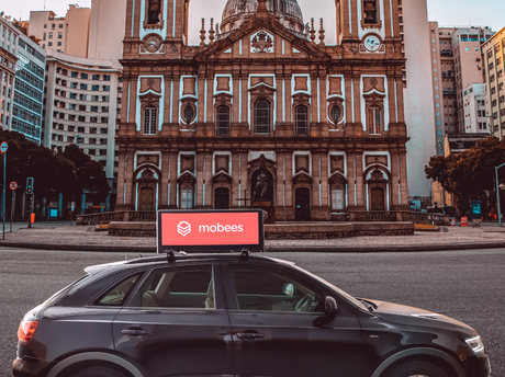 Enquanto, de um lado, os motoristas exibem o display de mídia no topo de seus carros, a Mobees, no outro, trabalha na construção de relações com as marcas e agências