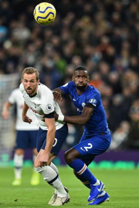 Rudiger (direita) é alvo de grandes clubes da Europa (GLYN KIRK / IKIMAGES / AFP) Rudiger (direita) é alvo de grandes clubes da Europa (GLYN KIRK / IKIMAGES / AFP)