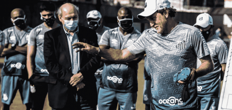 Cuca e José Carlos Peres tiveram problemas na segunda passagem do treinador, em 2018 (Foto: Ivan Storti/Santos FC) Cuca e José Carlos Peres tiveram problemas na segunda passagem do treinador, em 2018 (Foto: Ivan Storti/Santos FC)