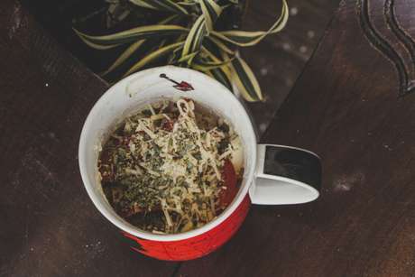 Guia da Cozinha - Pizza de caneca super fácil e rápida