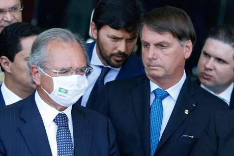 Paulo Guedes e Jair Bolsonaro falam  imprensa aps reunio com lderes partidrios e de governo realizada no Palcio da Alvorada, em Braslia