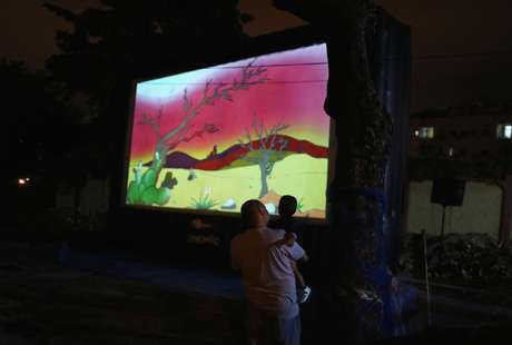 Filme projetado em um telão nas ruas do Rio de Janeiro em meio à pandemia de coronavírus 
17/04/2020
REUTERS/Pilar Olivares