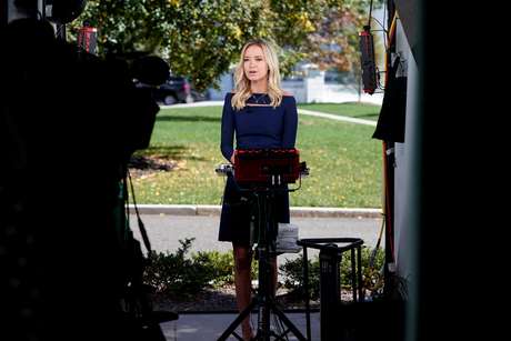 Secretária de imprensa da Casa Branca, Kayleigh McEnany, fala com jornalistas em Washington após presidente Donald Trump ter teste positivo para Covid-19
02/10/2020 REUTERS/Joshua Roberts