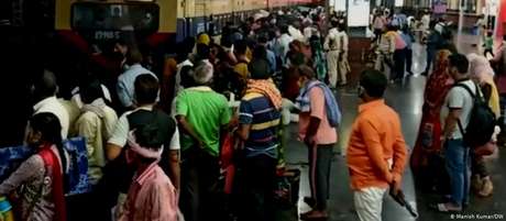 Estação de trem na Índia: maioria das mortes por covid-19 foi em cidades, mas pandemia se espalha para interior Estação de trem na Índia: maioria das mortes por covid-19 foi em cidades, mas pandemia se espalha para interior