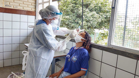 Testagem de aluna em escola de Salvador; com guia lançado nesta quarta, o MEC traz orientações sobre medidas de triagem e segurança sanitária a serem adotadas nas escolas e no transporte público rumo às escolas