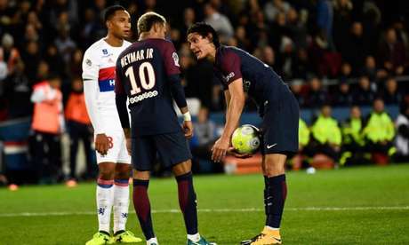 Neymar e Cavani tiveram briga por cobrança de pênalti em 2017 (Foto: AFP) Neymar e Cavani tiveram briga por cobrança de pênalti em 2017 (Foto: AFP)