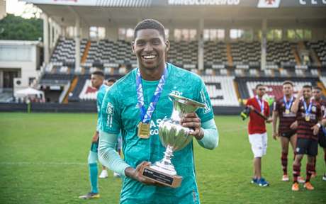 Titulos Emocao Com O Pai E Mais Hugo Souza Retorna A Sao Januario Com Novo Status Pelo Flamengo