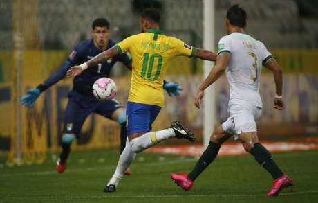 Neymar tenta a jogada contra a Bolívia na estreia nas Eliminatórias da Copa do Mundo
