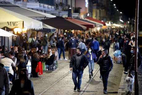 Movimentação em Navigli, bairro boêmio de Milão Movimentação em Navigli, bairro boêmio de Milão