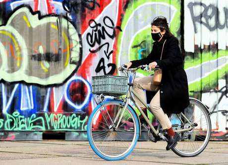 Mulher passeia de bicicleta por rua de Amsterdã, após governo holandês decretar novas medidas de combate ao coronavírus 14/10/2020 REUTERS/Piroschka van de Wouw