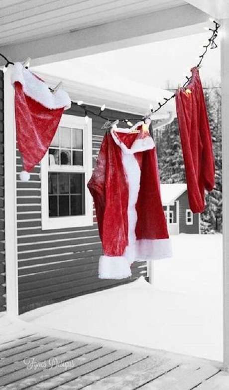 35. As roupas do Papai Noel penduradas fazem parte da decoração de natal para jardim. Fonte: Pinterest 35. As roupas do Papai Noel penduradas fazem parte da decoração de natal para jardim. Fonte: Pinterest