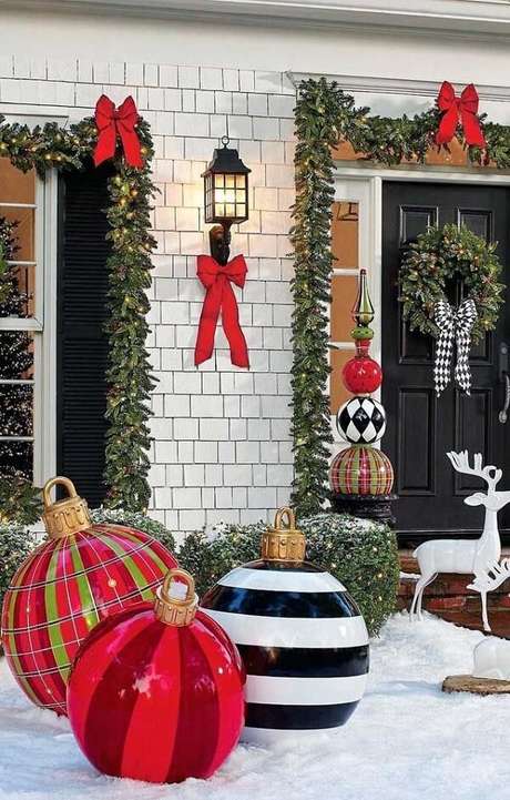 1. Decoração de natal para jardim externo colorida. Fonte: Pinterest 1. Decoração de natal para jardim externo colorida. Fonte: Pinterest