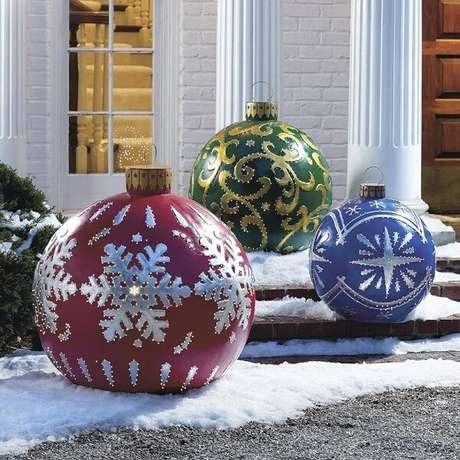 45. Decoração de natal para jardim externo conta com bolas coloridas. Fonte: Pinterest 45. Decoração de natal para jardim externo conta com bolas coloridas. Fonte: Pinterest