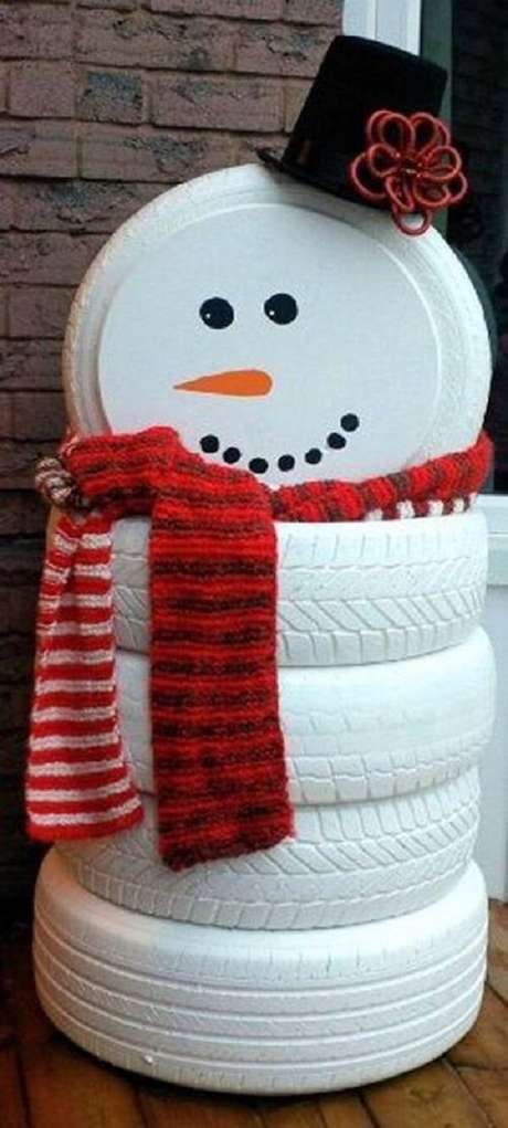 25. Decoração de natal simples e barata para jardim feita com pneus pintados de branco. Fonte: Pinterest 25. Decoração de natal simples e barata para jardim feita com pneus pintados de branco. Fonte: Pinterest
