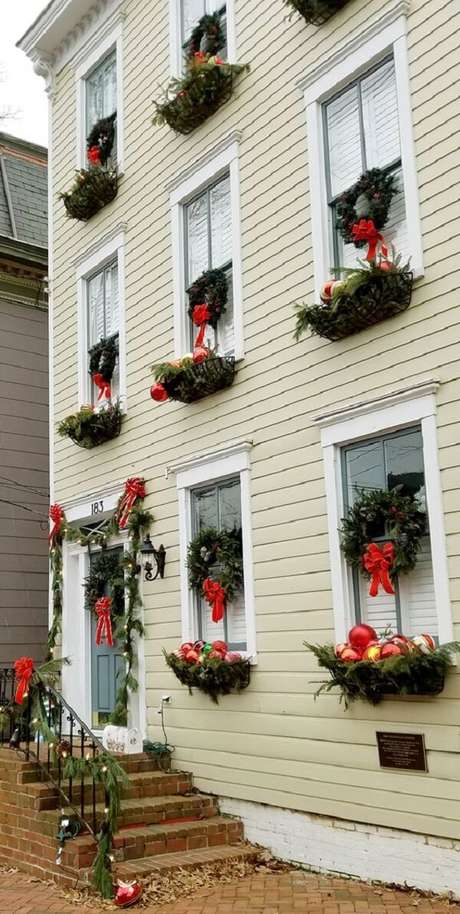 14. Guirlandas enfeitam a fachada dessa residência. Fonte: Pinterest 14. Guirlandas enfeitam a fachada dessa residência. Fonte: Pinterest