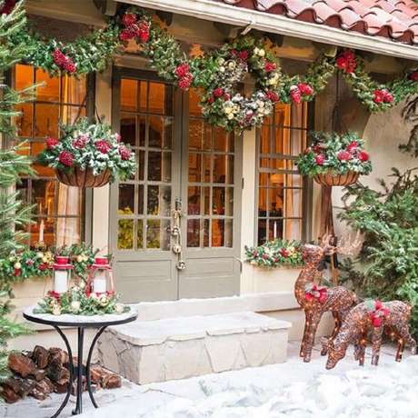 6. Os tons de vermelho estão sempre presentes na decoração de natal para jardim externo. Fonte: Pinterest 6. Os tons de vermelho estão sempre presentes na decoração de natal para jardim externo. Fonte: Pinterest