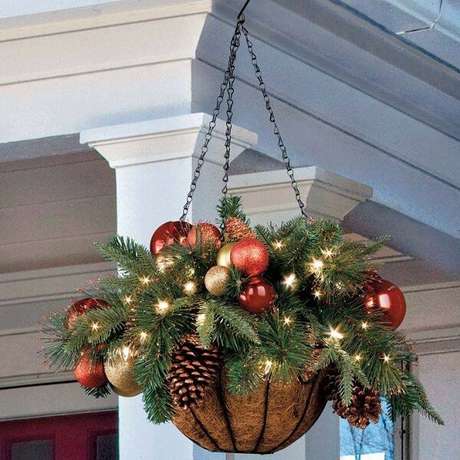 8. Vaso suspenso iluminado para decoração de natal para jardim externo. Fonte: Pinterest 8. Vaso suspenso iluminado para decoração de natal para jardim externo. Fonte: Pinterest