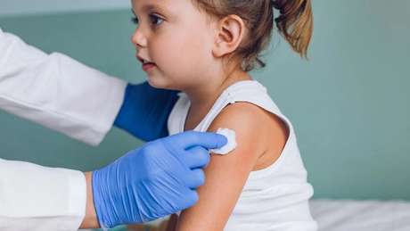 A maioria das vacinas criadas no século passado foi projetada para combater doenças infantis A maioria das vacinas criadas no século passado foi projetada para combater doenças infantis