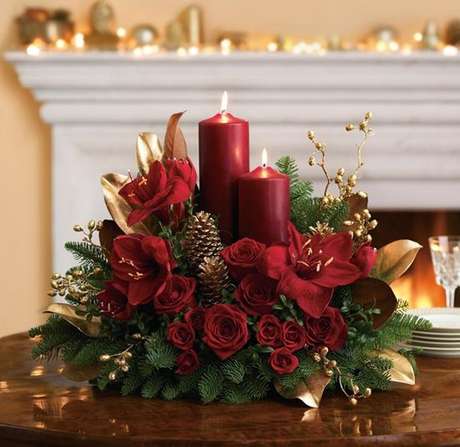 31. Arranjo com flores vermelhas e vela de enfeites de natal para mesa – Via: Pinterest