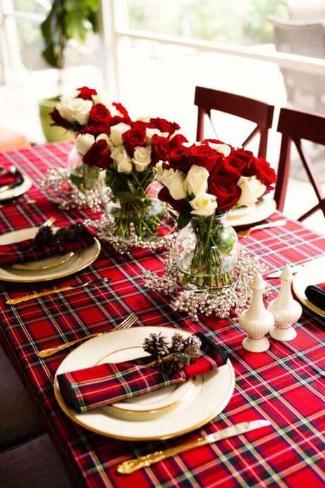 47. Enfeites de natal para mesa com toalha xadrez – Via: Pinterest