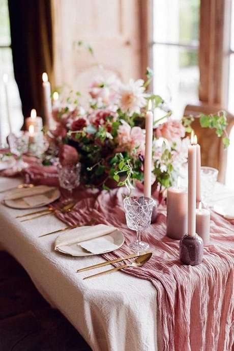 51. Enfeites de natal cor de rosa para mesa de jantar – Via: Pinterest