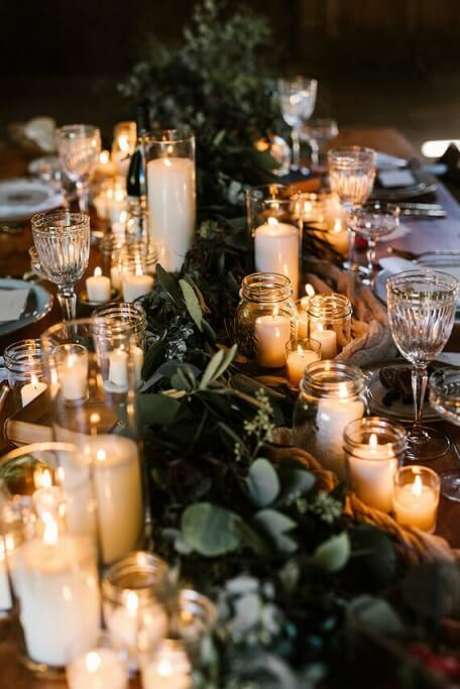 52. Enfeites de natal iluminando a mesa de jantar – Via: Pinterest