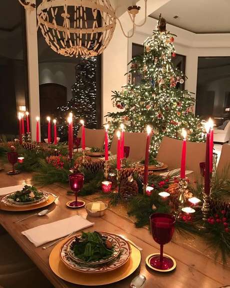 60. Enfeites de natal para mesa com velas vermelhas – Via: Pinterest