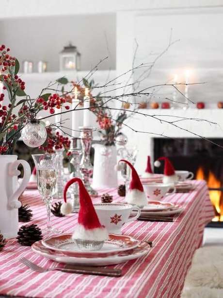 62. Enfeites de natal para mesa temática com gorro do papai noel – Via: Wedding mania