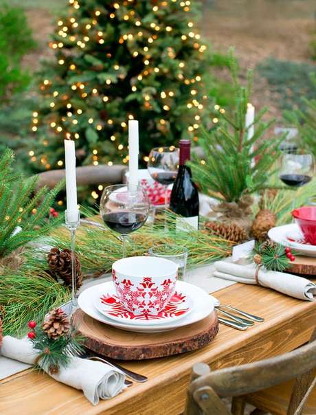 63. Enfeites de natal para mesa de ceia ao ar livre – Via: Pinterest