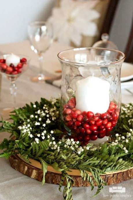 65. Enfeites de natal para mesa de jantar moderna – Via: Pinterest