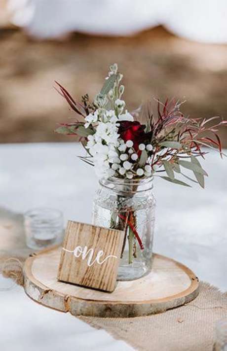 64. Enfeites de natal par mesa decorada com madeira e flores vermelhas – Via: Pinterest