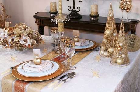 14. Enfeites de natal para mesa dourada e branca. Sofisticada! – Via: White House