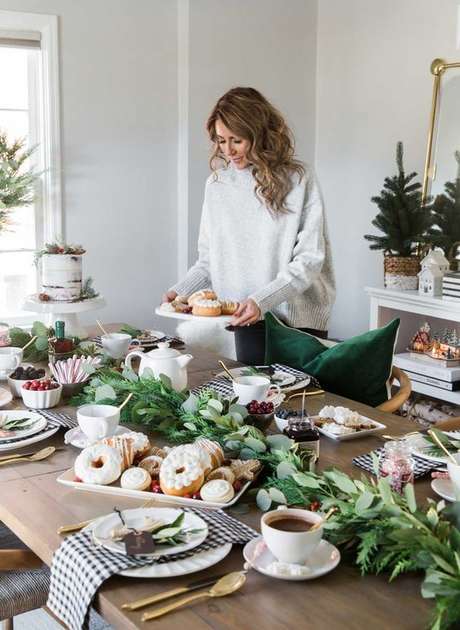16. Enfeites de natal para mesa cheia de doces e cafés – Via: Hello Fashion blog