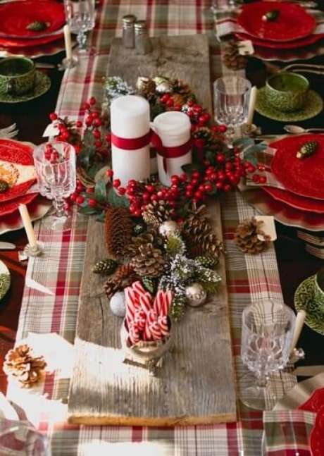 18. Enfeites de natal para mesa vermelha com pinhas – Via: Bon Exposé