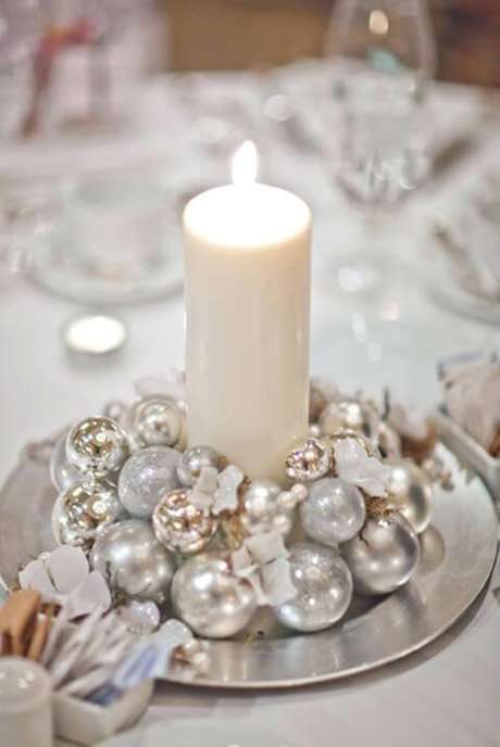 19. Use velas para iluminar os enfeites de natal para mesa – Via: Tactac
