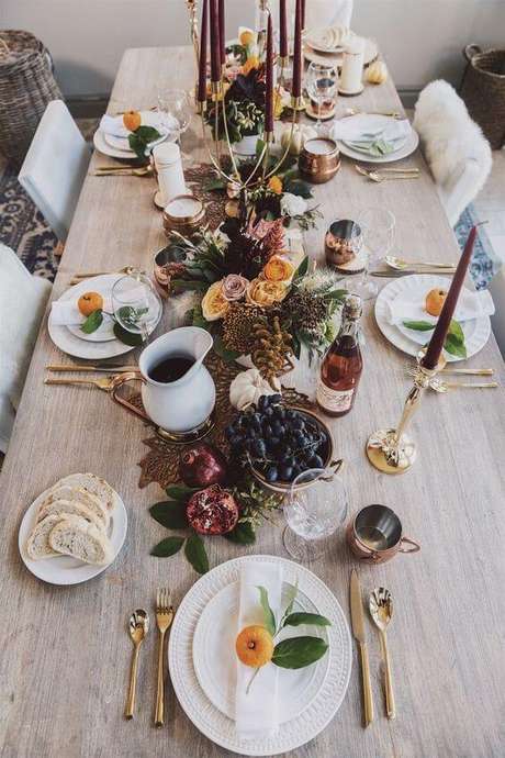 8. Comidas deliciosas no centro da mesa com enfeites de natal para mesa rústica – Via: Pinterest