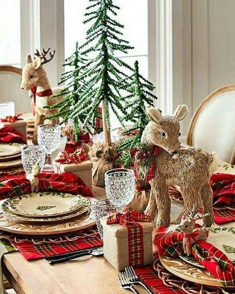 1. Que tal usar renas e árvores como enfeites de natal para mesa temática? – Via: Pinterest