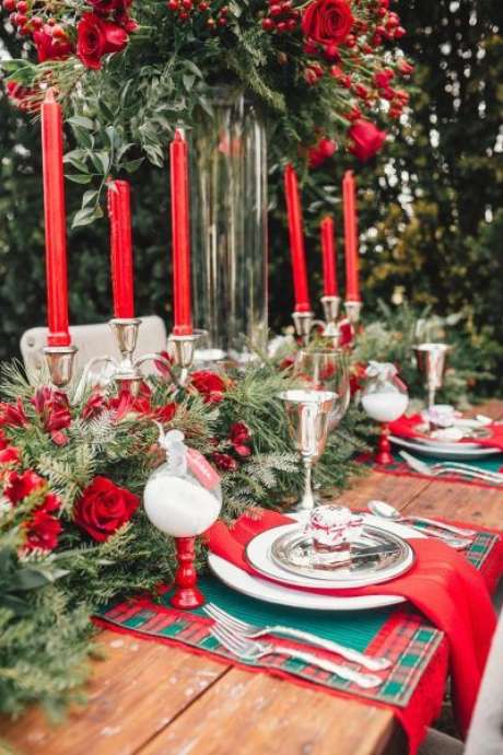 28. Velas vermelhas são lindas para usar como enfeites de natal para mesa moderna – Via: Zank You