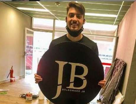 Jair segura placa de decoração do espaço no estádio (Foto: Reprodução/Instagram) Jair segura placa de decoração do espaço no estádio (Foto: Reprodução/Instagram)