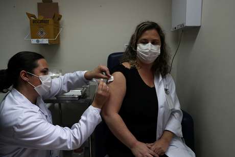 Enfermeira aplica potencial vacina da chinesa Sinovac contra Covid-19 em voluntária, em São Paulo 30/07/2020 REUTERS/Amanda Perobelli