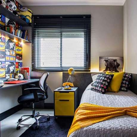 21. Decoração jovem com adesivo de parede divertido para quarto de solteiro pequeno planejado – Foto: Arte Decore 21. Decoração jovem com adesivo de parede divertido para quarto de solteiro pequeno planejado – Foto: Arte Decore