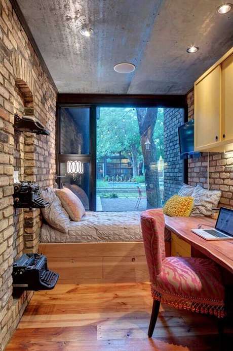24. Decoração rústica para quarto de solteiro pequeno com parede de tijolinho à vista – Foto: Decoist 24. Decoração rústica para quarto de solteiro pequeno com parede de tijolinho à vista – Foto: Decoist