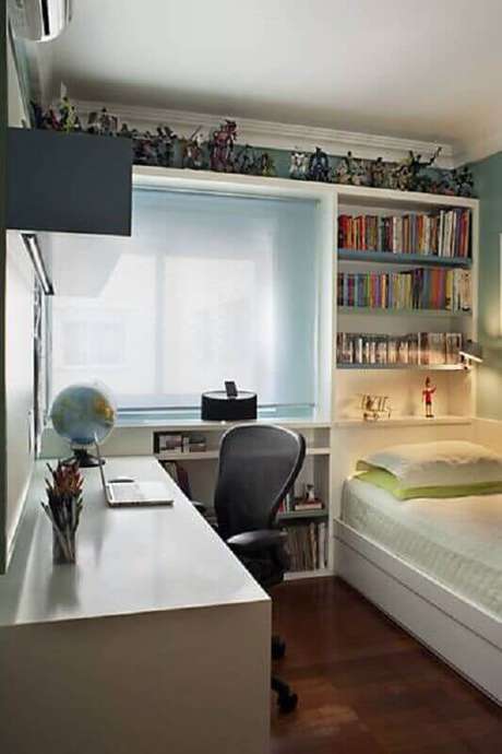 36. Decoração de quarto de solteiro pequeno planejado com prateleiras para livros – Foto: Jeito de Casa 36. Decoração de quarto de solteiro pequeno planejado com prateleiras para livros – Foto: Jeito de Casa