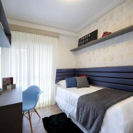 38. Cabeceira azul planejada para decoração de quarto de solteiro masculino pequeno – Foto: Homify 38. Cabeceira azul planejada para decoração de quarto de solteiro masculino pequeno – Foto: Homify