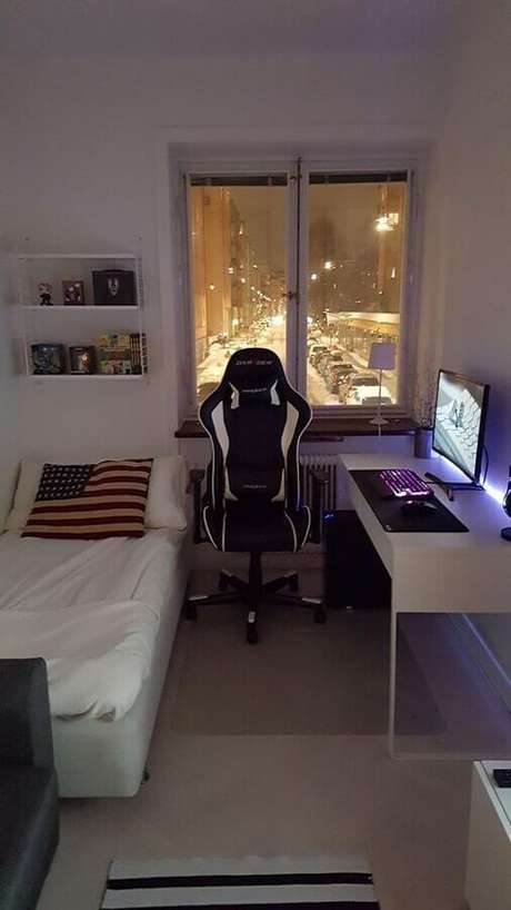 39. Cadeira gamer para decoração de quarto de solteiro masculino pequeno simples – Foto: Macho Moda 39. Cadeira gamer para decoração de quarto de solteiro masculino pequeno simples – Foto: Macho Moda