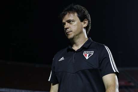 Diniz acredita que o São Paulo está na briga do título dos três torneios que ainda disputa na temporada (Rubens Chiri/saopaulofc.net) Diniz acredita que o São Paulo está na briga do título dos três torneios que ainda disputa na temporada (Rubens Chiri/saopaulofc.net)