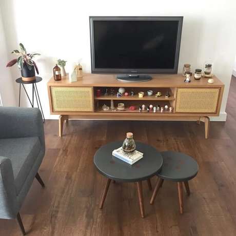 41. Conjunto de mesa de centro retrô com pintura de botões traz descontração para o ambiente. Fonte: Nossa Casinha Retrô